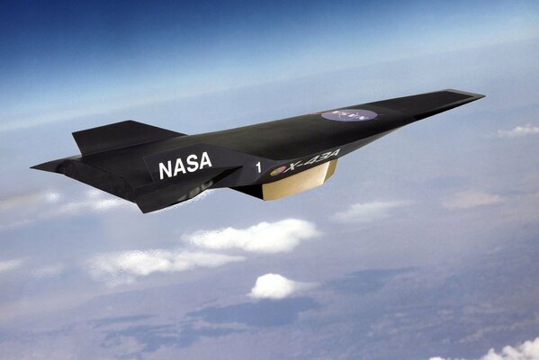 El avión hipersónico x-43A, de la NASA, no tripulado, vuela en el cielo azul