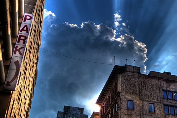 Vista de los rayos del sol que atraviesan las nubes