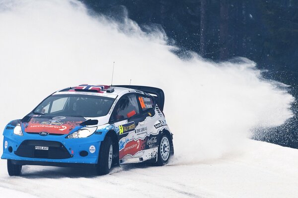 Ford fiesta hace frente fácilmente a las derivas de nieve