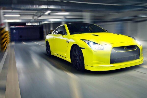 Voiture de sport jaune sur le parking en mouvement