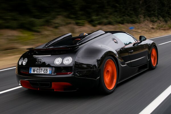 El Bugatti Veyron negro corre a gran velocidad en la carretera