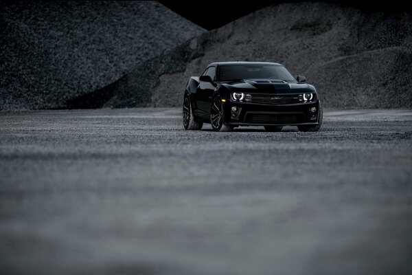 Чёрный Chevrolet camaro zl1 на фоне насыпей