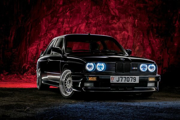 BMW nera illumina i fari