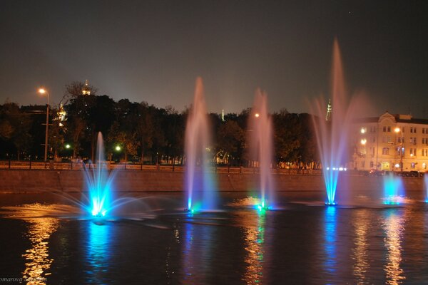 Juego de colores de la fuente en la noche