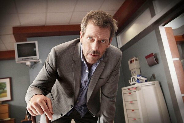 Film sugli schermi televisivi Dr. House. un meraviglioso attore Gregory che ha interpretato il ruolo di un medico in una clinica