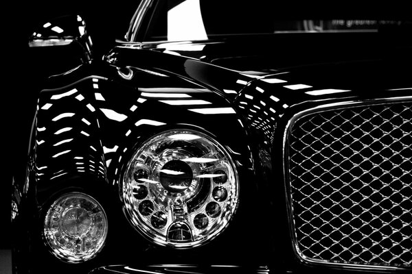 Brillante coche negro Bentley