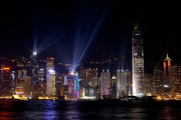 Noche rascacielos de la ciudad de Hong Kong