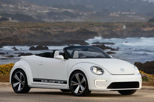 Volkswagen e- bugster Cabriolet am Meer