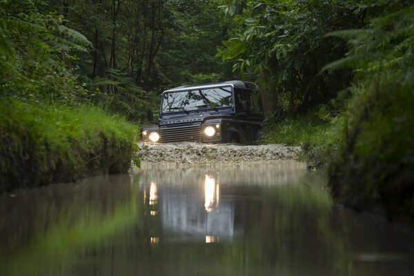 Land rover SUV in der Natur