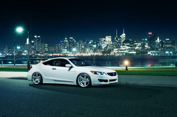 La nouvelle honda Accord fait le tour de la ville de nuit