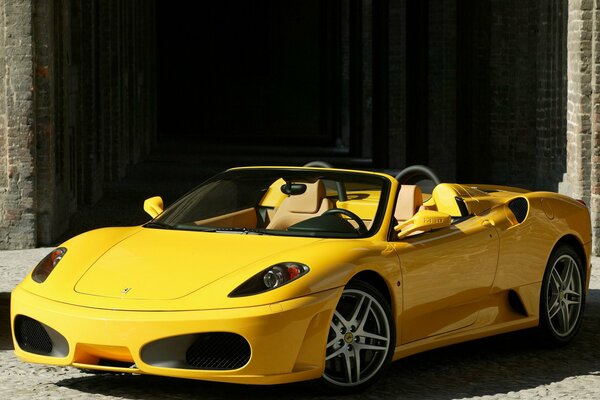 Ferrari jaune sur la route de briques