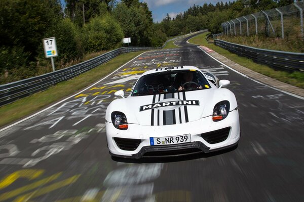 Un coche Tuning blanco corre por la carretera