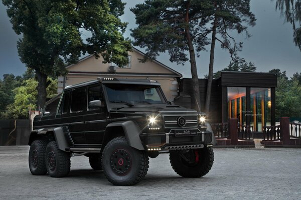 Mercedes-benz g36 en el fondo de la casa