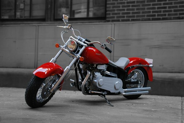 Roter klassischer Chopper im Rot