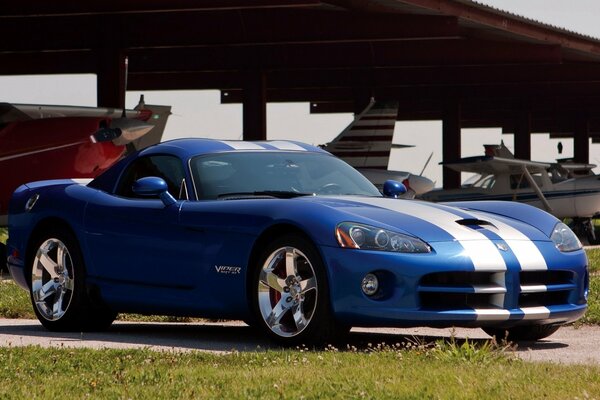 Blu con strisce bianche sul cofano della dodge Viper