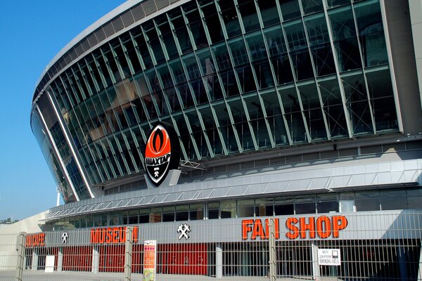 Arena de fútbol contra el cielo