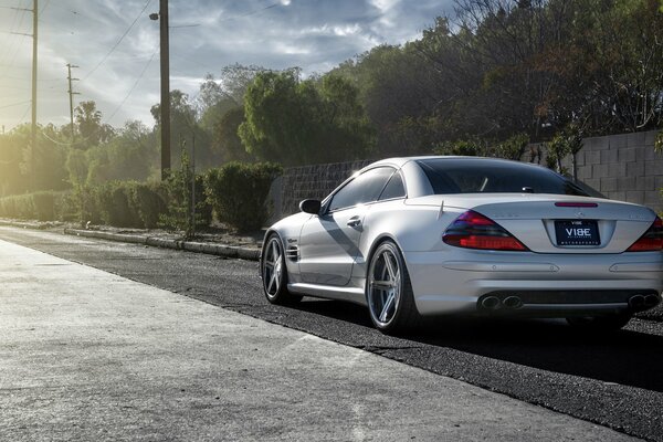 Coche Mercedes plateado en la carretera