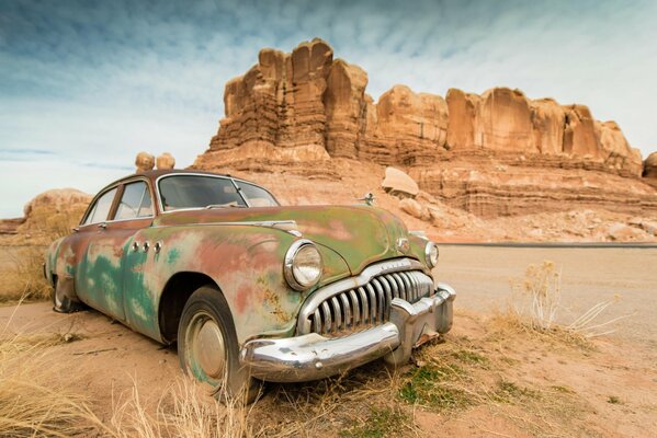 Voiture rétro abandonnée dans le désert