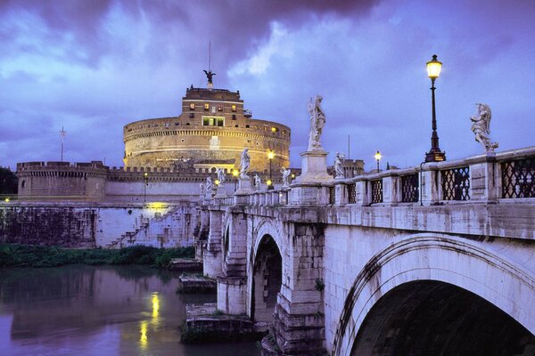 Italia serale sotto forma di ponte e Castello