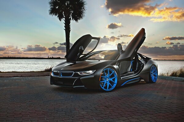 Negro BMW i8 en el fondo de la puesta del sol, Tuning, ruedas azules