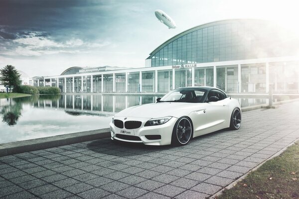 Белый bmw z4 припаркован у озера