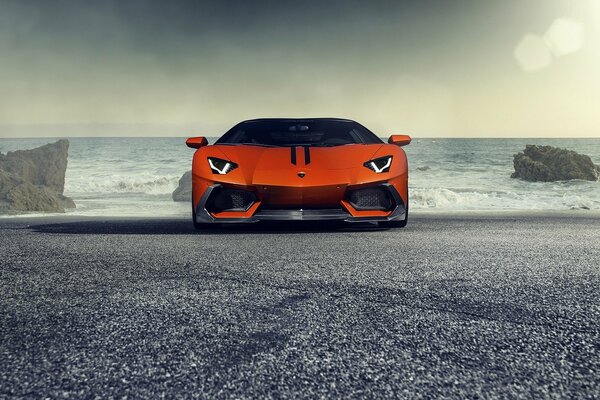 Orange Lamborghini aventador Ip740-4 auf dem Hintergrund des Meeres