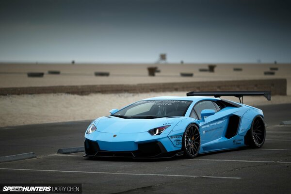 Lamborghini da corsa blu in pista