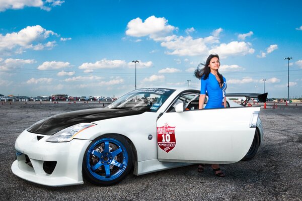 Salvapantallas con una chica con estilo de coche nissan 350Z