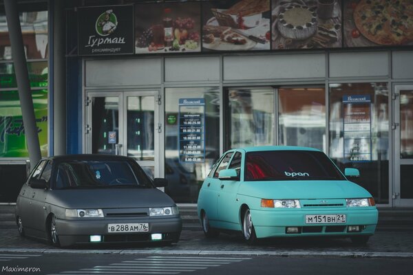 Zwei Autos in Tscheboksary auf dem Parkplatz