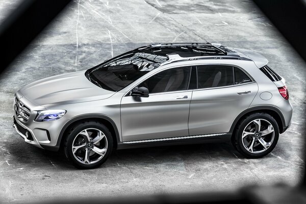 Coche de plata marca Mercedes GLA