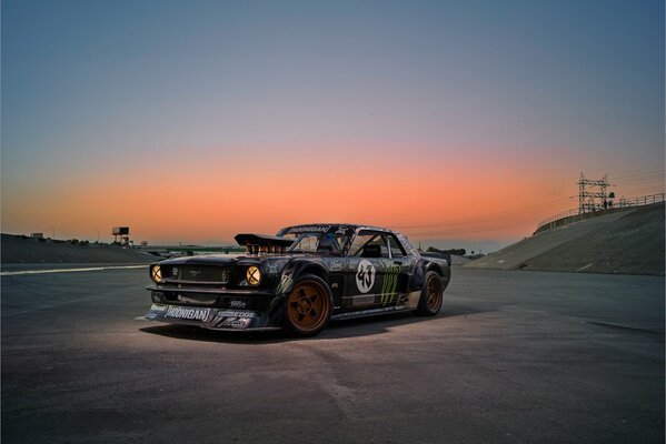 Ford Mustang bei Sonnenuntergang