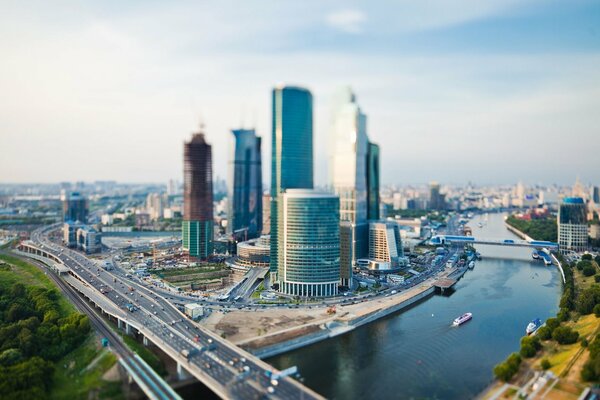 Panorama von Moskau City mit Fluss, Uferpromenade und Brücke