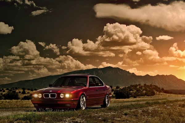 Voiture bmw série 5 en terrain montagneux