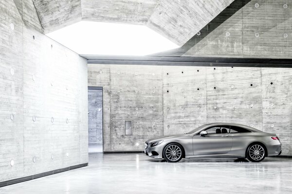 Vista laterale di un auto Mercedes con classe coupé