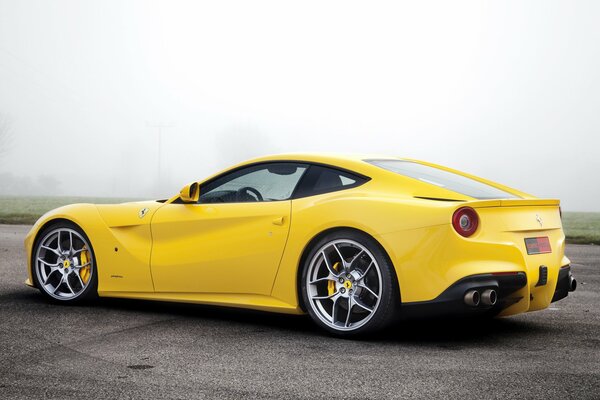 Ferrari novitec rosso f12berlinetta giallo vista laterale