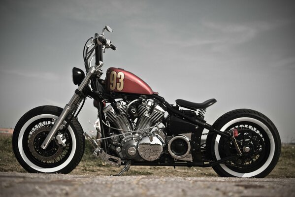 Bobber moto inhabituelle sur la route