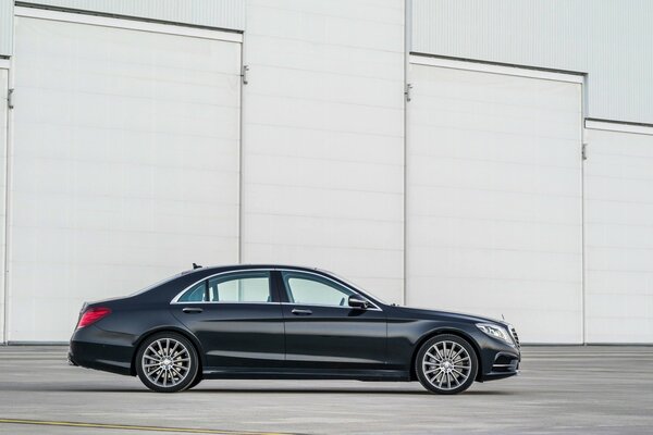 Negro alemán Mercedes Benz coche