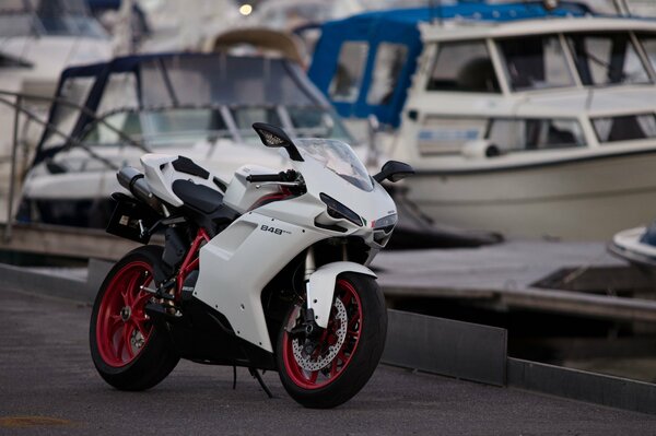 Moto blanca ducati 848 en el muelle