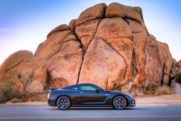 Nissan GTR r35 negro vista lateral