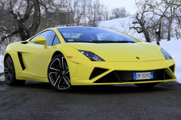 Supercar de couleur jaune Lamborghini