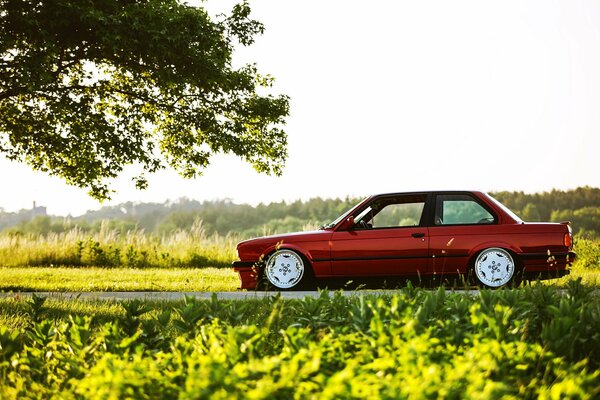 Un coche rojo recorre el campo