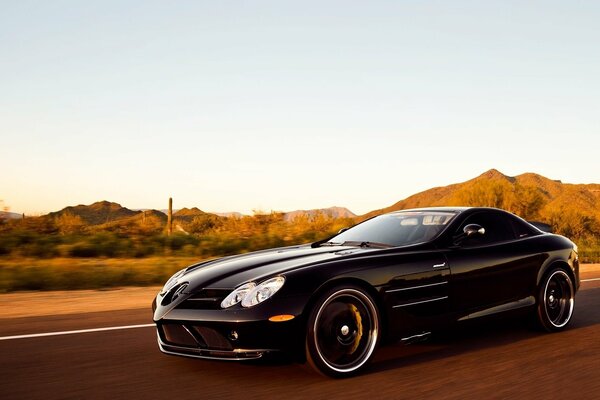 Fond d écran Mercedes noir sur la route