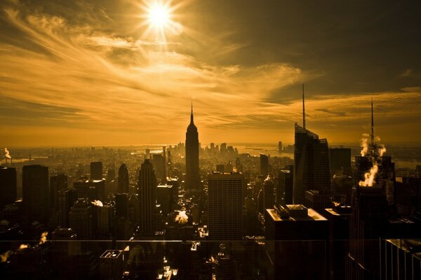 Wolkenkratzer in New York. Die Sonne. Sepia