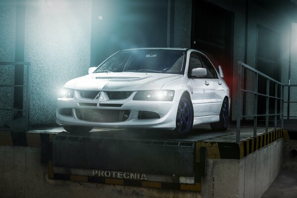 Mitsubishi evolution blanco, Mitsubishi Evolution blanco en el hangar, Mitsubishi Evolution blanco en la noche, Mitsubishi Evolution blanco con faros encendidos