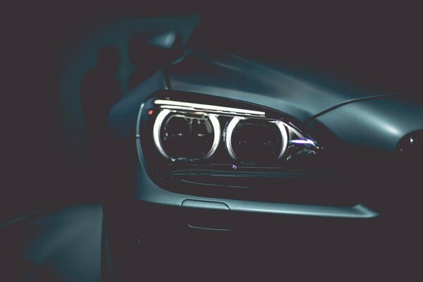 Luces brillantes del coche negro BMW