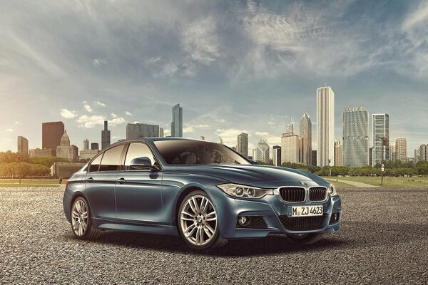 El nuevo BMW serie 3 en el fondo de la ciudad