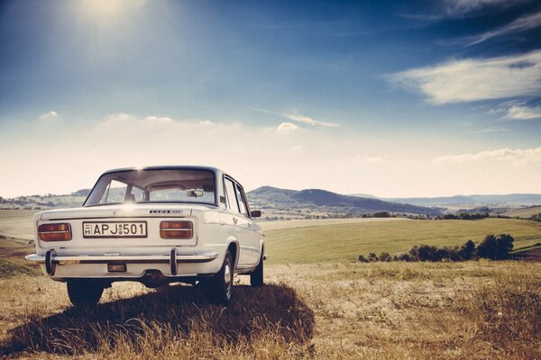 Weiße Lada an einem Sommertag in der Steppe