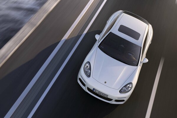 Porsche panameoa nel traffico su strada