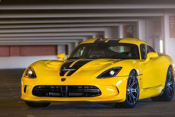 Gelber dodge Viper gts auf dem Parkplatz