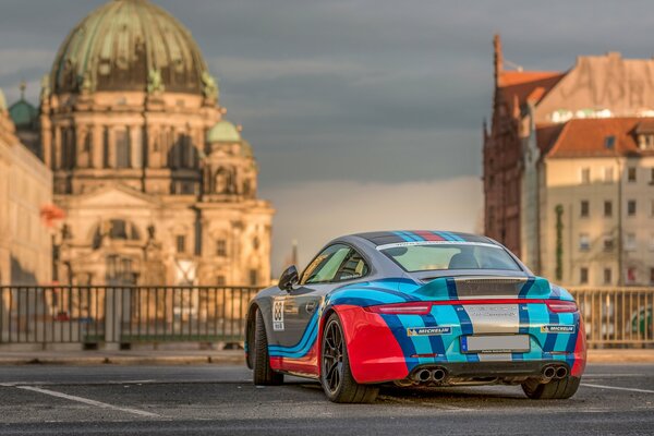 Porsche 911 Tuning auf dem Hintergrund der Kathedrale schönen Himmel